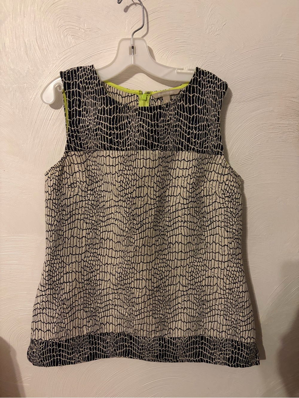 Banana Republic Sleeveless Textured Black & White Patterned Top